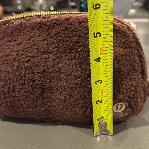 Lululemon NWT Everywhere Belt Bag Fleece Brown. - Picture 5 of 7